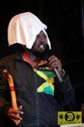 Ras Shiloh (USA) with Lloyd Parks We The People Band 19. Reggae Jam Festival, Bersenbrueck 03.08.2013 (2).JPG